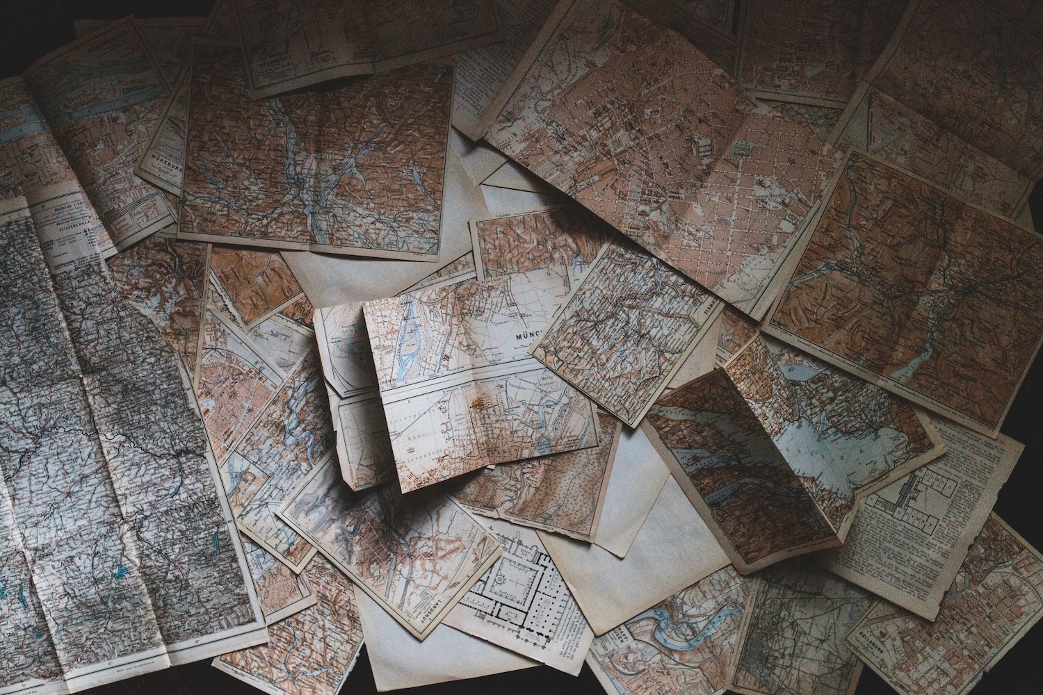 Table with several maps.